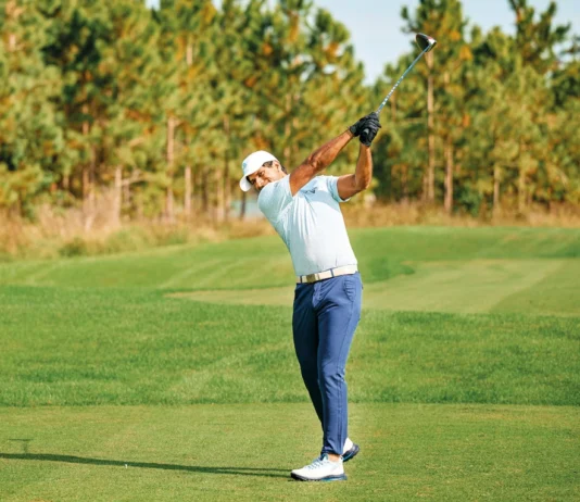 Aaron Rai gewinnt die PGA Championship 2026: Erster Major-Titel für den Engländer Aaron Rai beim Abschlag auf dem Fairway