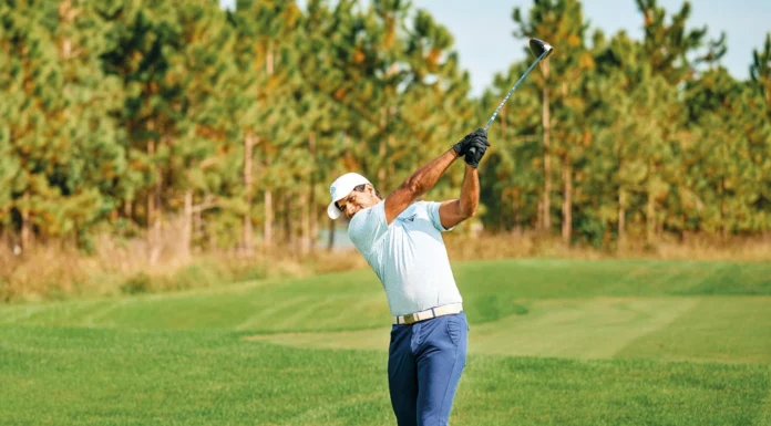 Aaron Rai gewinnt die PGA Championship 2026: Erster Major-Titel für den Engländer Aaron Rai beim Abschlag auf dem Fairway