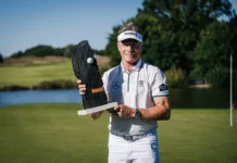 Bernhard Langer triumphiert bei den WINSTONgolf Senior Open 2025 Bernhard Langer mit Trophäe