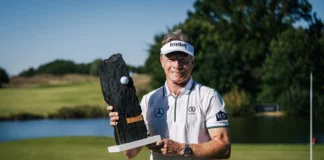 Bernhard Langer triumphiert bei den WINSTONgolf Senior Open 2025 Bernhard Langer mit Trophäe