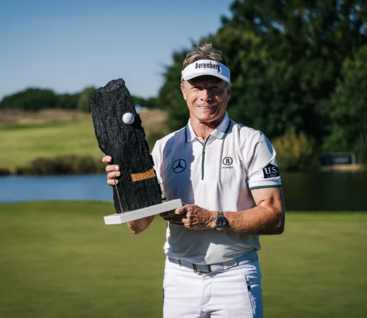Bernhard Langer triumphiert bei den WINSTONgolf Senior Open 2025 Bernhard Langer mit Trophäe
